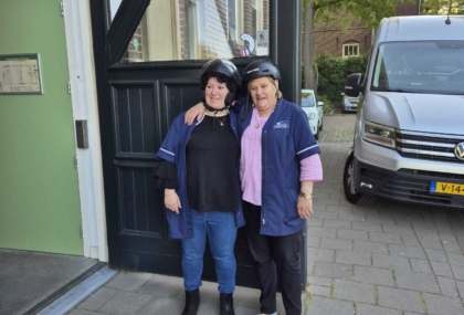 Nelleke en Anita met helm